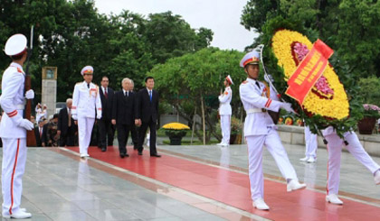 Party and State’s current and former leaders lay wreaths at the Monument to War Heroes and Martyrs on July 27. (Image credit: Vietnamnet)