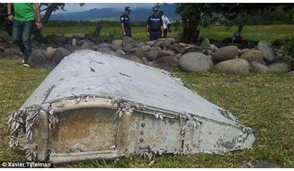 Mảnh vỡ nghi là của máy bay MH370. Nguồn: Daily Mail