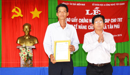 TS. Võ Hữu Thoại, Phó Viện trưởng Viện Cây ăn quả miền Nam trao Giấy chứng nhận VietGAP cho THT Kinh tế mãng cầu Xiêm xã Tân Phú.