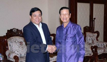 Lao Deputy Prime Minister Somsavath Lengsavath (R) and Vietnamese Deputy Minister of Planning and Investment Nguyen Chi Dung