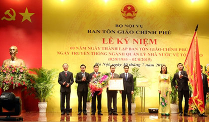 Deputy PM Vu Duc Dam presents the Independence Order, first class to the Government Committee for Religious Affairs in recognition of its contributions and development over the last 60 years. (Image credit: VGP)