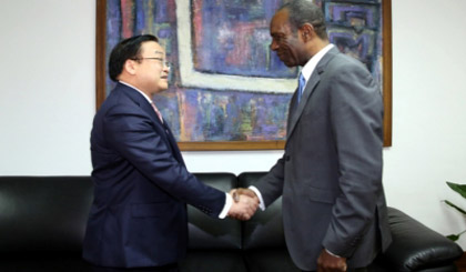 Deputy PM Hoang Trung Hai and Mozambican PM Carlos Agostinho do Rosário