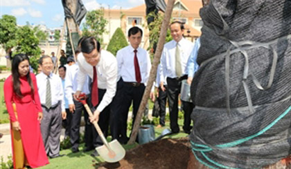 President Truong Tan Sang plants a tree at late lawyer Nguyen Huu Tho's memorial site. Photo: VNA