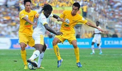 FLC Thanh Hoa (in yellow) beat Song Lam Nghe An 2-1 on Sunday. (Image credit: VNE)