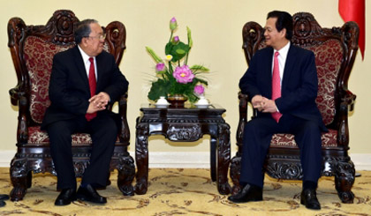 Prime Minister Nguyen Tan Dung and Governor of the Central Bank of Myanmar Kyaw Kyaw Maung