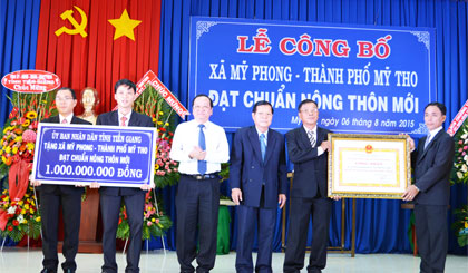 Chairman of the Tien Giang People's Committee Nguyen Van Khang and Vice Chairman of the Tien Giang People's Committee handed over the Recognition and the welfare work worth VND1 billion. 