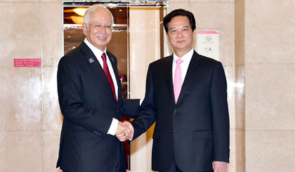 Thủ tướng Malaysia Najib Rajak chào đón Thủ tướng Nguyễn Tấn Dũng. Ảnh: VGP/Nhật Bắc