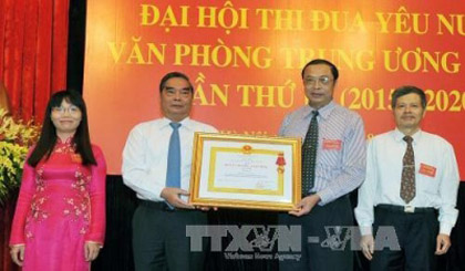 Politburo member and Permanent Secretary of the Party Central Committee's Secretariat Le Hong Anh presents the Labour Order, first class to the Party Central Committee Office at the ceremony.