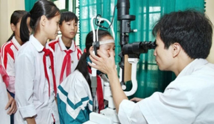 Around 320 children with eye defects and diseases will be provided with free surgeries by the end of 2015. (Credit: baovinhphuc.com.vn.)