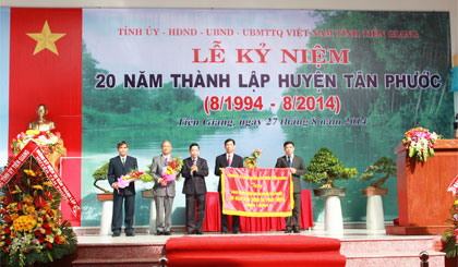 Tỉnh ủy - UBND tỉnh tặng bức trướng “Đảng bộ và chính quyền huyện Tân Phước 20 năm xây dựng và phát triển 1984 - 2014”.