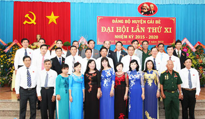 Ban Chấp hành Đảng bộ huyện Cái Bè nhiệm kỳ 2015 - 2020 ra mắt và hứa hẹn tại Đại hội. Ảnh: Hữu Thọ