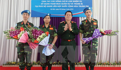 Ba sỹ quan Việt Nam lên đường làm nhiệm vụ tại Phái bộ Gìn giữ Hòa bình Liên hợp quốc. Ảnh: Hồng Pha/TTXVN