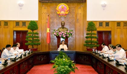 PM chairs the meeting with relevant ministries, sectors and agencies on the impacts of the Chinese yuan’s devaluation on Vietnam’s economy. (Credit: VGP) 