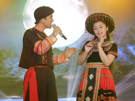 Thu Hằng và Hữu Tuấn trong phần song ca 