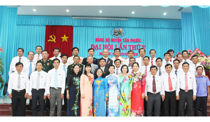 Ban Chấp hành Đảng bộ huyện Tân Phước nhiệm kỳ 2015 - 2020 ra mắt và hứa hẹn tại Đại hội.