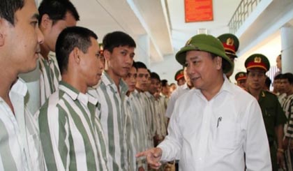 Deputy PM Phuc meets with and listened to the expectations of prisoners in Xuan Loc prison. (Photo: vietnamplus.vn)