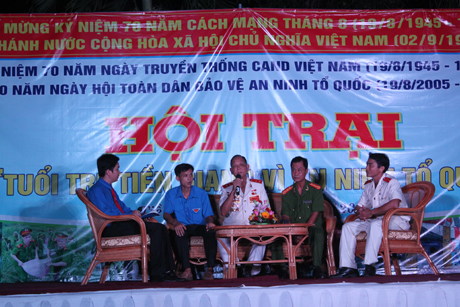 Cán bộ, chiến sĩ, các bạn ĐVTN giao lưu gặp gỡ cán bộ lãnh đạo công an tỉnh qua các thời kỳ và cán bộ công an, ĐVTN tiêu biểu.