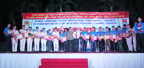 Tuyên dương 20 gương thanh niên tiêu biểu trong phong trào toàn dân bảo vệ an ninh tổ quốc. Đồng thời tổng kết trao 20 giải cuộc thi tìm hiểu 70 năm ngày truyền thống công an nhân dân.