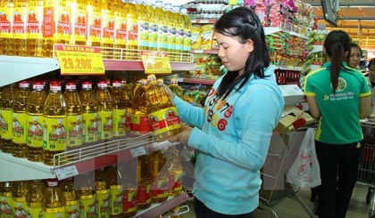 Cooking oil sold at supermarket. (Photo: VNA)