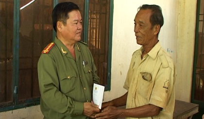 Colonel Tran Thanh Hai visited and presented gifts to policy familiy in Tan Hoa Thanh commune.