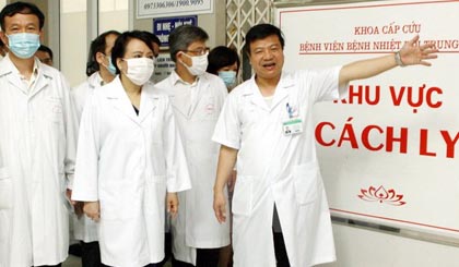 Health Minister Nguyen Thi Kim Tien and a delegation inspect the prevention  of diseases at the National Hospital for Tropical Diseases. (Photo: VNA) 