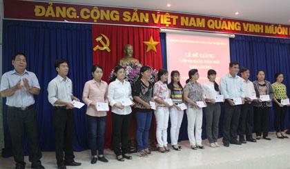 ông Nguyễn Văn Sơn, Giám đốc Trung tâm thông tin công tác tuyên giáo tỉnh trao giấy chứng nhận cho học viên