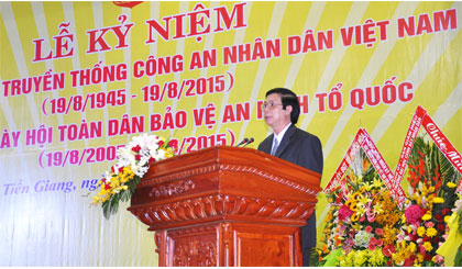 Phó Bí thư Thường trực Tỉnh ủy Nguyễn Văn Danh đọc diễn văn tại Lễ kỷ niệm 70 năm Ngày truyền thống lực lượng Công an nhân dân Việt Nam và 10 năm Ngày hội Toàn dân bảo vệ an ninh Tổ quốc.