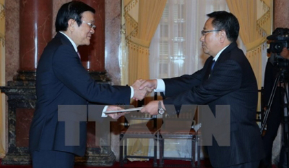 President Truong Tan Sang (L) receives DPRK Ambassador Kim Myong Gil (Photo: VNA)