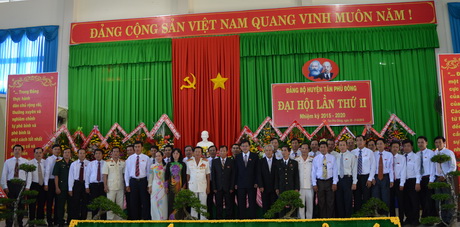 Ban Chấp hành Đảng bộ huyện Tân Phú Đông nhiệm kỳ 2015 - 2020 ra mắt tại Đại hội.