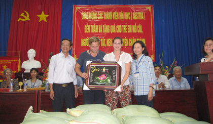 Ông Phan Văn Hà, Chủ tịch Hội Bảo trợ bệnh nhân nghèo, người khuyết tật và trẻ mồ côi tỉnh trao quà lưu niệm cho Hội IHVC