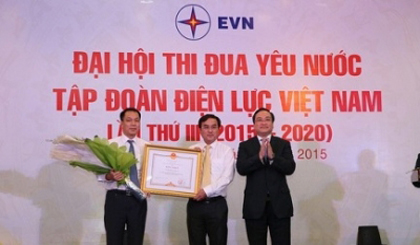 Deputy PM Hoang Trung Hai (first from right) presents the Prime Minister’s certificate of merit to EVN leaders (Photo: VGP)