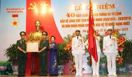 Vice President Nguyen Thi Doan presents the National Protection Order, first class to the President Ho Chi Minh Mausoleum Guard High Command. (Credit: VGP)