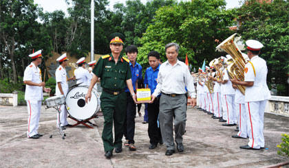 Quy tập hài cốt liệt sĩ.