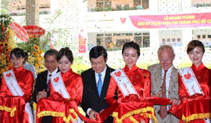 President Truong Tan Sang cut the ribbon to inaugurate the technical area of the Ho Chi Minh City Heart Institute. (Credit: VGP)