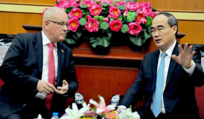 VFF President Nguyen Thien Nhan (R) welcomes Volker Kauder, parliamentary group leader of the CDU/CSU in the Bundestag (Photo: daidoanket.vn)
