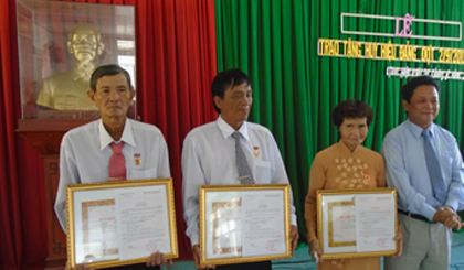 Ông Trương Minh Tới, Phó Bí thư thường trực Huyện ủy trao Huy hiệu Đảng tại xã Tam Hiệp.