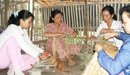 Đan hàng xuất khầu, một hình thức giải quyết việc làm phổ biến hiện nay cho lao động nông thôn huyện Cai Lậy.