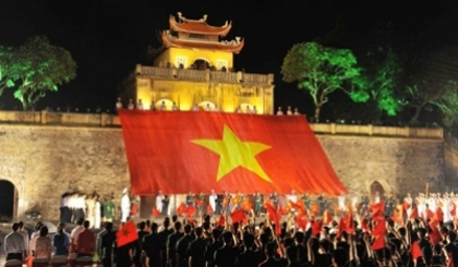 The live video conference, entitled ‘Independence Flag’, was held at the Thang Long Royal Citadel archeological site in Hanoi and Thu Ngu flag tower in Ho Chi Minh City.