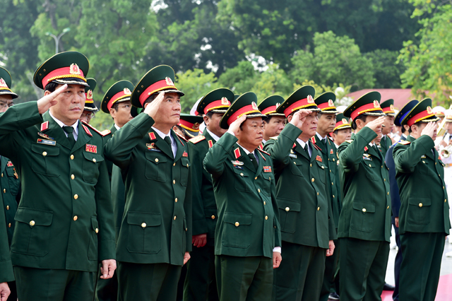 Đoàn đại biểu Bộ Quốc phòng kính viếng các anh hùng, liệt sĩ. Ảnh: VGP/Nhật Bắc