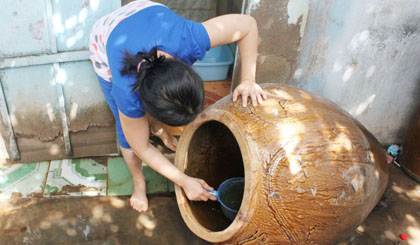Súc rửa lu chậu, vật chứa nước… góp phần diệt lăng quăng, phòng chống sốt xuất huyết. Ảnh: ninhthuan.gov.vn 