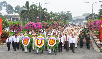 Lãnh đạo tỉnh và đại biểu đặt tràng hoa, thắp hương tưởng niệm và viếng mộ liệt sĩ tại Nghĩa trang liệt sĩ tỉnh.  Ảnh: LÊ HUỲNH