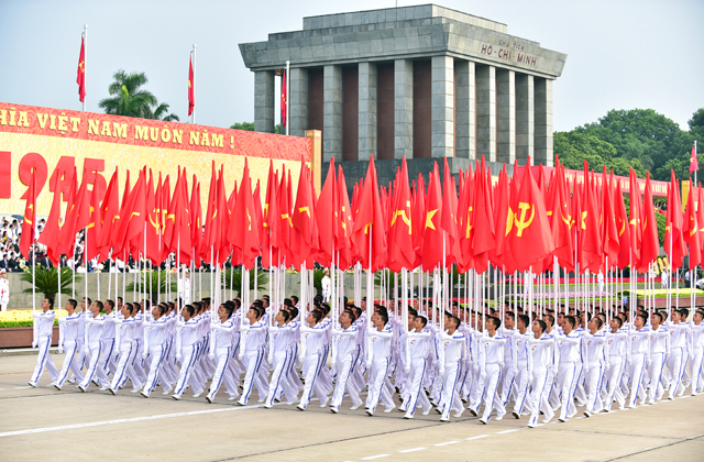 Khối cờ Tổ quốc, cờ Đảng. 