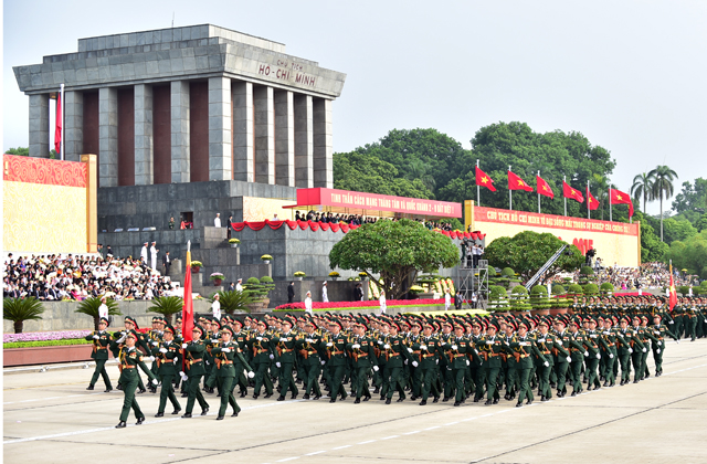 Các khối lực lượng vũ trang diễu binh qua lễ đài. 