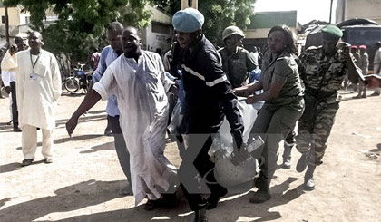 Nhân viên an ninh chuyển thi thể nạn nhân vụ đánh bom kép tại Maroua, Bắc Cameroon ngày 22-7. Nguồn: AFP/TTXVN