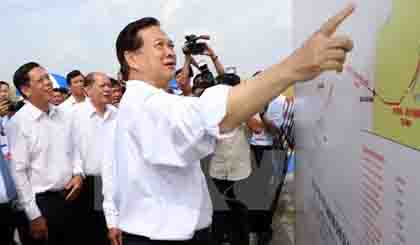 PM Nguyen Tan Dung reviews the project supplying power to Lai Son island commune (Source: VNA)