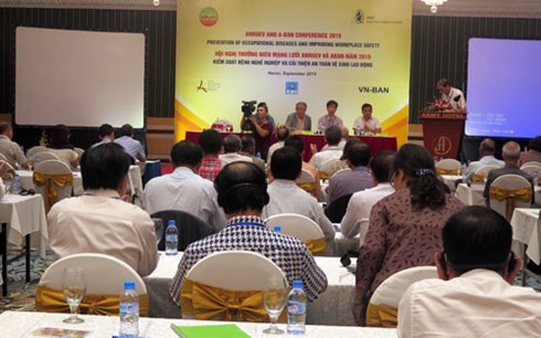 Hội nghị kiểm soát bệnh nghề nghiệp và cải thiện an toàn vệ sinh lao động-chuyên đề về các bệnh liên quan tới amiăng.
