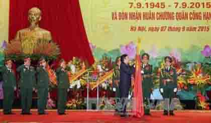 President Truong Tan Sang pins the Military Exploit Order (first class) on the traditional flag of the General Staff of Vietnam People's Army (Photo: VNA)