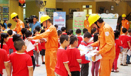 Tặng quà cho các em học sinh nghèo hiếu học.