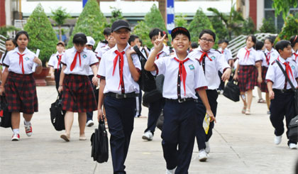 Sách, cặp, tập, quần áo mới, học phí... đã trở thành gánh nặng cho không ít phụ huynh vào đầu năm học mới.