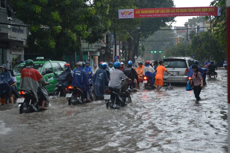 Đoạn đường Nguyễn Trãi từ bùng binh Nam Kỳ Khởi Nghĩa đến đường Hùng Vương chìm sâu trong biển nước.